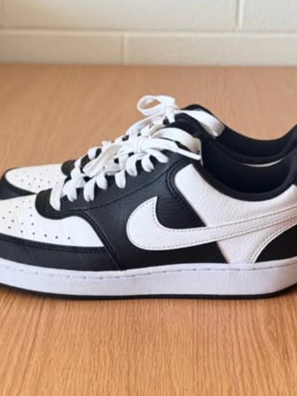 Nike Men’s Black and White Low-Top Sneakers with White Swoosh